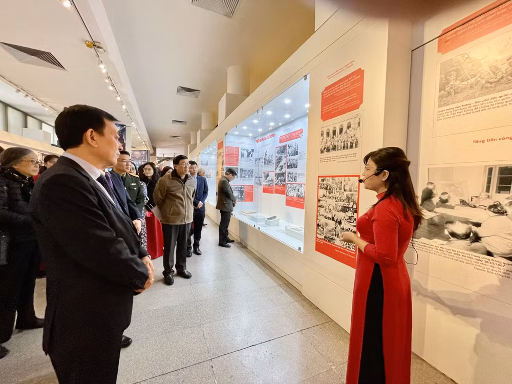 Khách tham quan Trưng bày "Hiệp định Paris - Cánh cửa hòa bình".