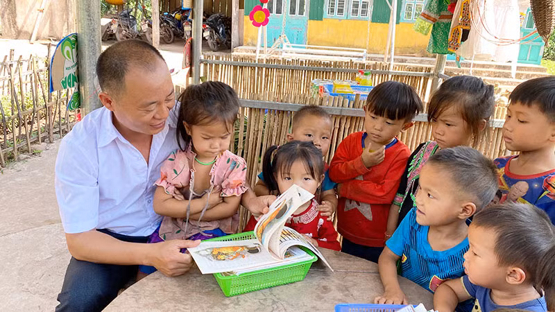 Giờ học của thầy trò lớp mầm non tại điểm bản Huổi Đá, xã Nậm Kè, huyện Mường Nhé, tỉnh Điện Biên.