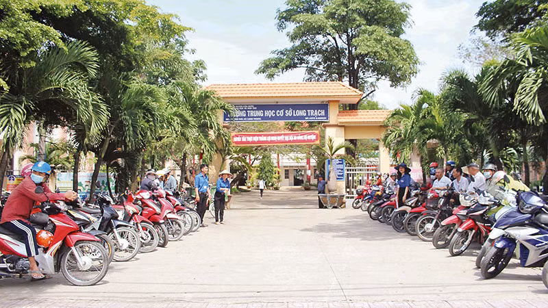 Mô hình Cổng trường ATGT trên địa bàn huyện Cần Đước, tỉnh Long An thực hiện thời gian qua có chuyển biến rõ nét. Ảnh: CẨM TÚ