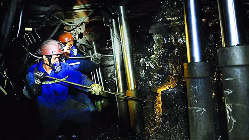 Việc đầu tư thiết bị khai thác hầm lò hiện đại, đồng bộ của Công ty Than Vàng Danh đã góp phần giảm tác động từ việc khai thác than ra môi trường.