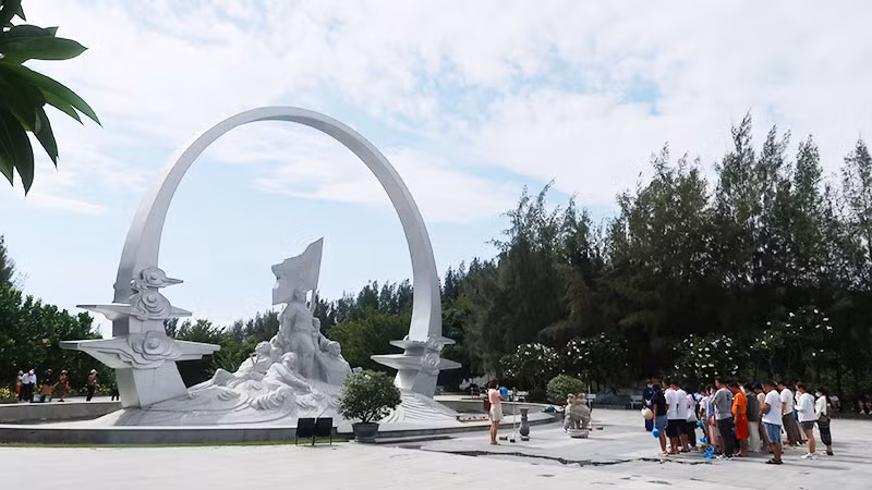 Các đoàn dâng hương trước tượng đài “Những người nằm lại phía chân trời”.