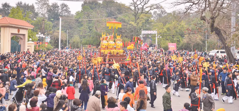 Lễ hội Đền Và (thị xã Sơn Tây) thu hút đông đảo du khách và người dân tham gia, chiêm bái.