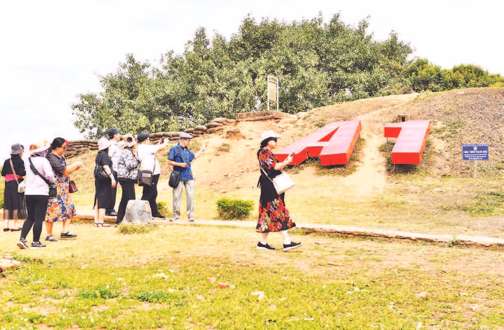 2 - Du khách đến với Điện Biên Phủ, những chứng tích với rất nhiều câu chuyện của một thời đạn bom, khói lửa khốc liệt.