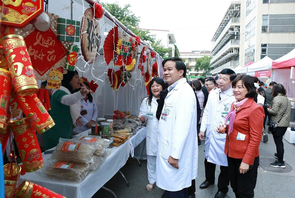 Lãnh đạo Bệnh viện Bạch Mai thăm “Gian hàng 0 đồng” phục vụ bệnh nhân dịp Xuân Quý Mão 2023. (Ảnh: THÀNH DƯƠNG)