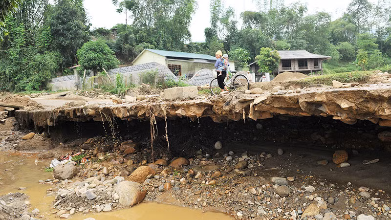 Sạt lở đất đá trên tuyến tỉnh lộ 174 đoạn từ Nghĩa Lộ đi Trạm Tấu, tỉnh Yên Bái. (Ảnh: NGUYỄN ĐĂNG)