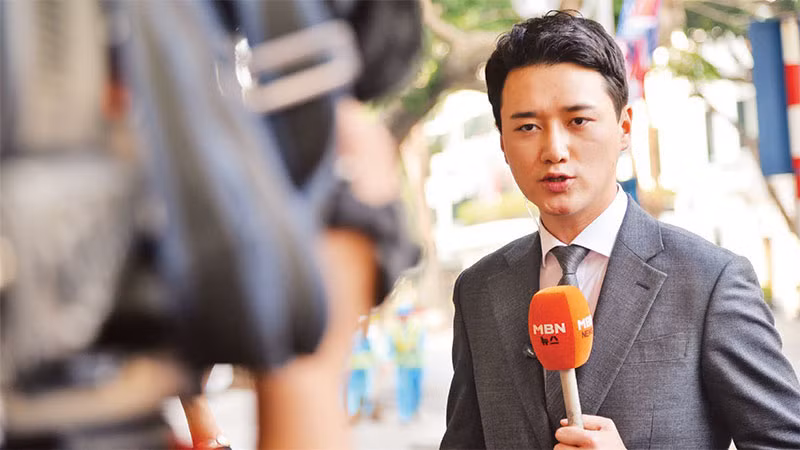 Phóng viên Đài truyền hình MBN (Hàn Quốc) tác nghiệp tại Thủ đô Hà Nội. Ảnh: MỸ HÀ