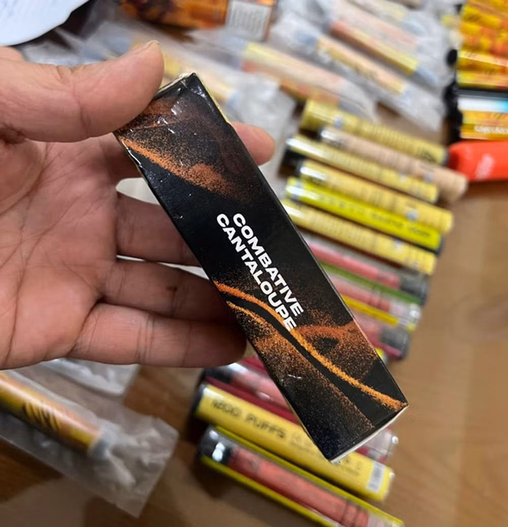 Các loại thuốc lá điện tử chứa chất ma túy do Công an huyện Thạch Thất (Hà Nội) phát hiện, thu giữ. (Ảnh THU HƯƠNG)