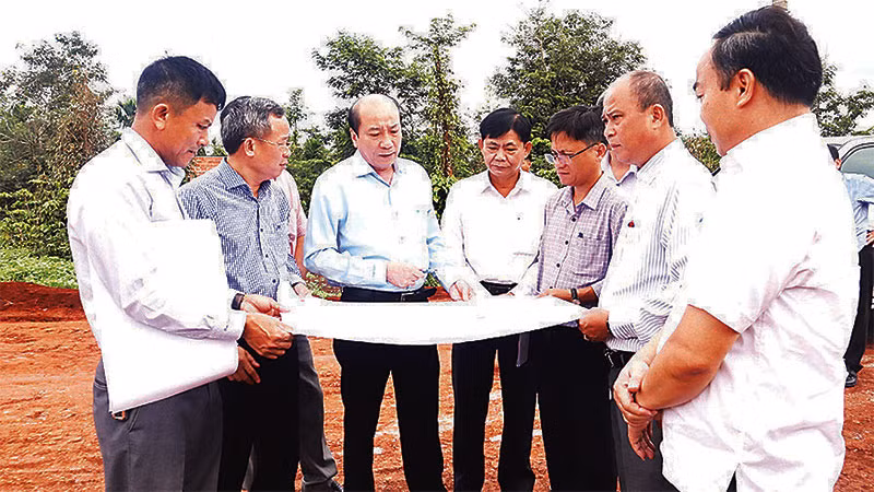 Chủ tịch Ủy ban nhân dân tỉnh Đắk Lắk Phạm Ngọc Nghị (đứng thứ 3 từ trái sang) kiểm tra, xử lý những vướng mắc tại Dự án xây dựng đường tránh Đông thành phố Buôn Ma Thuột.