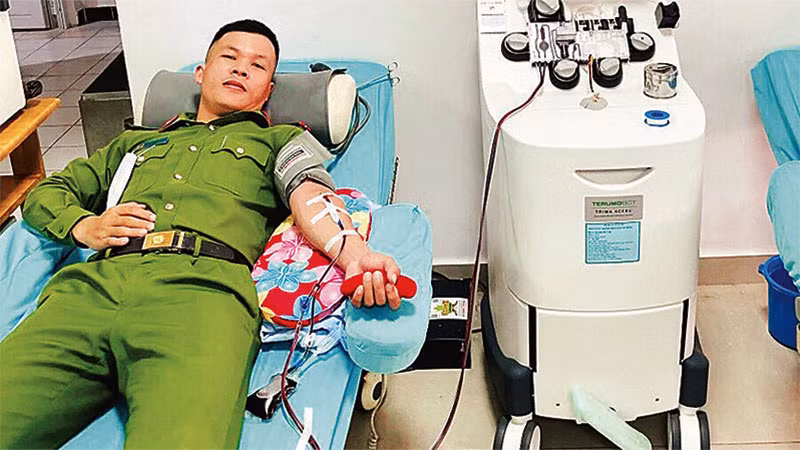 Đại úy Đinh Văn Giáp trong một lần hiến tiểu cầu cấp cứu bệnh nhân.