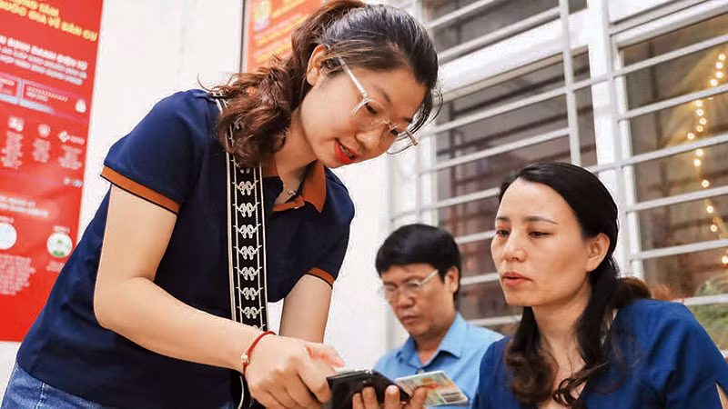 Hỗ trợ người dân kích hoạt tài khoản định danh điện tử