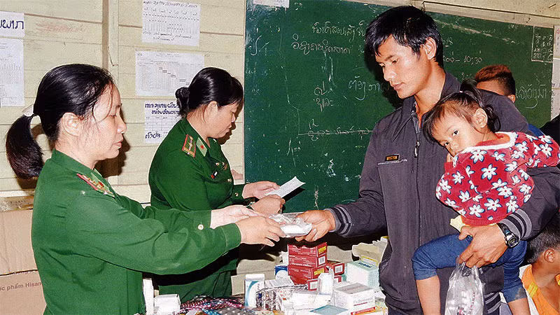 Lực lượng quân y khám bệnh, phát thuốc cho người dân khu vực biên giới.