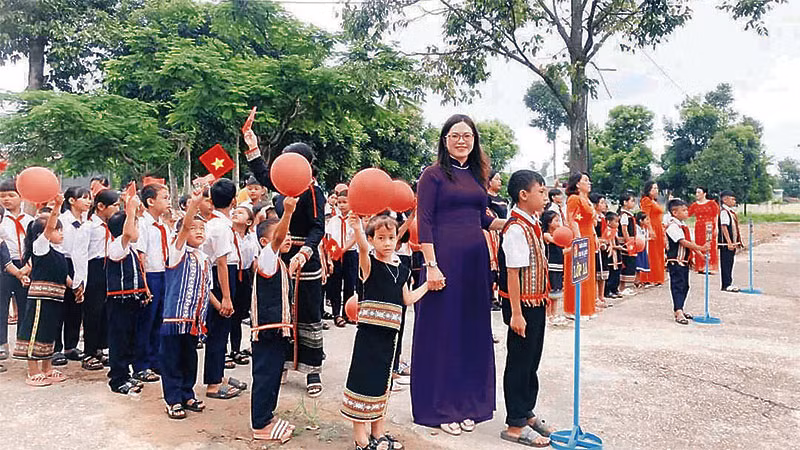 Cô và trò Trường tiểu học Cao Bá Quát, thành phố Kon Tum trong Lễ khai giảng năm học mới. Cô và trò Trường tiểu học Cao Bá Quát, thành phố Kon Tum trong Lễ khai giảng năm học mới.