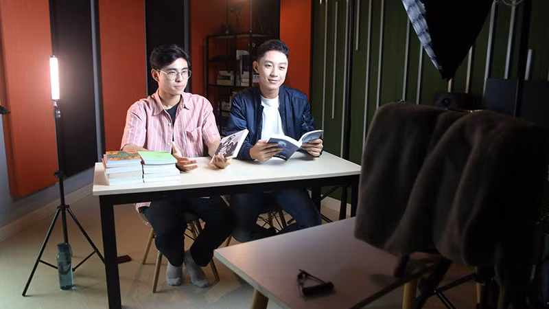 Hai bạn trẻ Nguyễn Quốc Gia Bảo và Trần Đại Chính trong một buổi ghi hình giới thiệu sách.