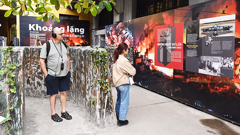 Du khách tham quan Di tích Nhà tù Hỏa Lò. (Ảnh: THU HÀ)