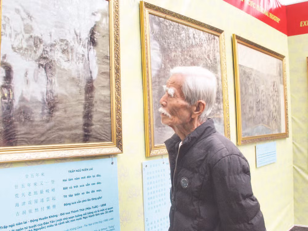 Người dân tham quan các bia Ma nhai được số hóa và chụp chiếu, trưng bày tại Danh thắng Ngũ Hành Sơn.