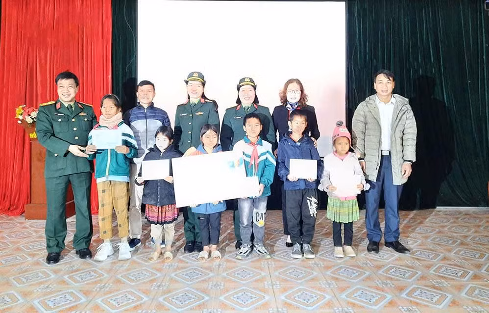 Đại diện Bộ Chỉ huy Quân sự tỉnh Điện Biên trao quà tặng học sinh nghèo vượt khó học giỏi ở xã Mường Toong, huyện Mường Nhé.