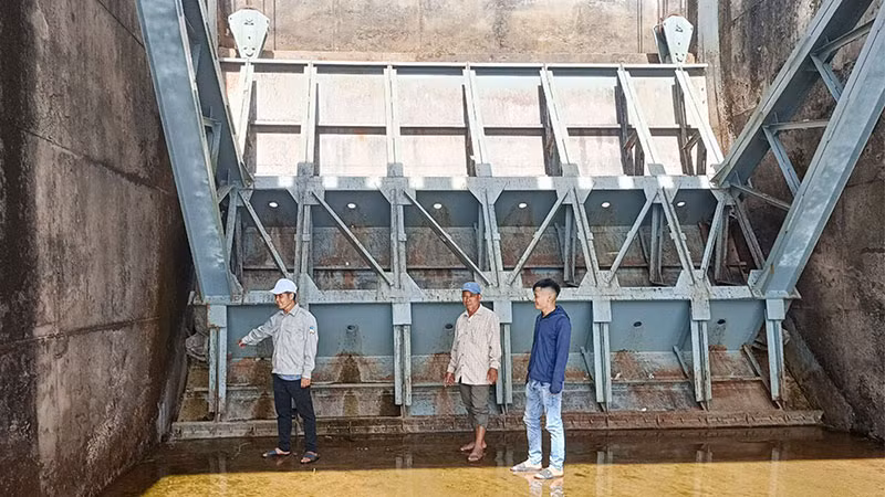 Tràn xả lũ hồ Trúc Kinh được xây dựng đã lâu, nay bị hư hỏng nặng.