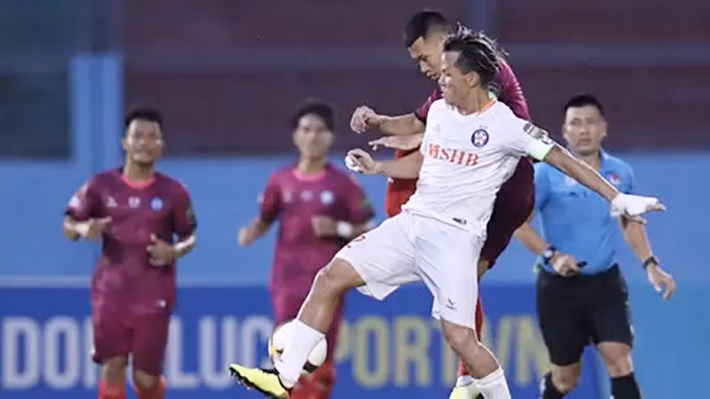 Thắng Khánh Hòa không đủ giúp SHB Đà Nẵng (áo trắng) trụ hạng.