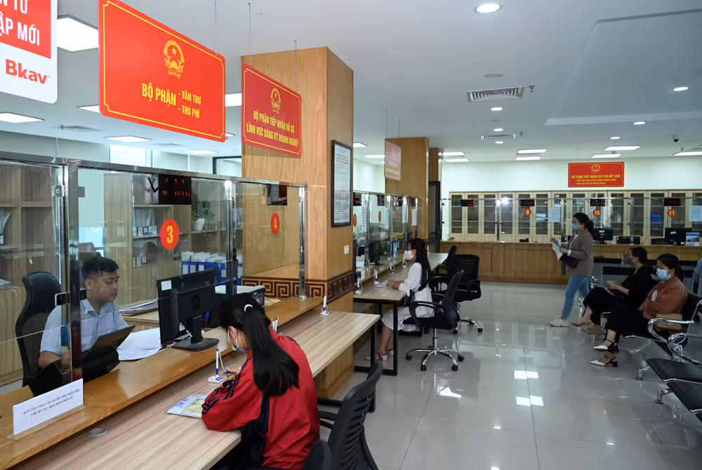 Doanh nghiệp thực hiện thủ tục hành chính tại Bộ phận một cửa Sở Kế hoạch và Đầu tư Hà Nội. (Ảnh: DUY ĐĂNG)