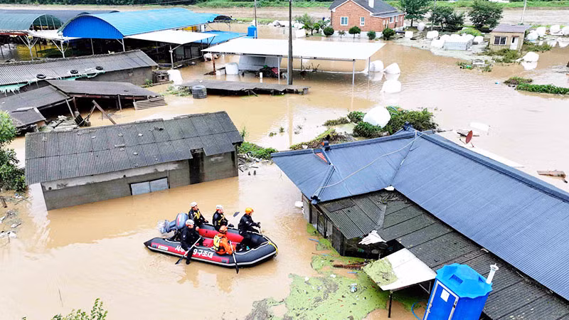 Nhiều nhà ngập trong nước lũ do bão tại Hàn Quốc. (Ảnh: REUTERS/YONHAP)