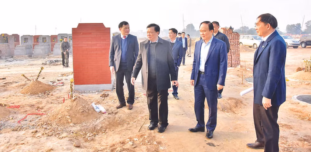 Bí thư Thành ủy Hà Nội Đinh Tiến Dũng và lãnh đạo thành phố kiểm tra thực địa khu nghĩa trang mới di dời phục vụ công tác giải phóng mặt bằng đường Vành đai 4-Vùng Thủ đô Hà Nội. (Ảnh: THÀNH NGUYỄN)