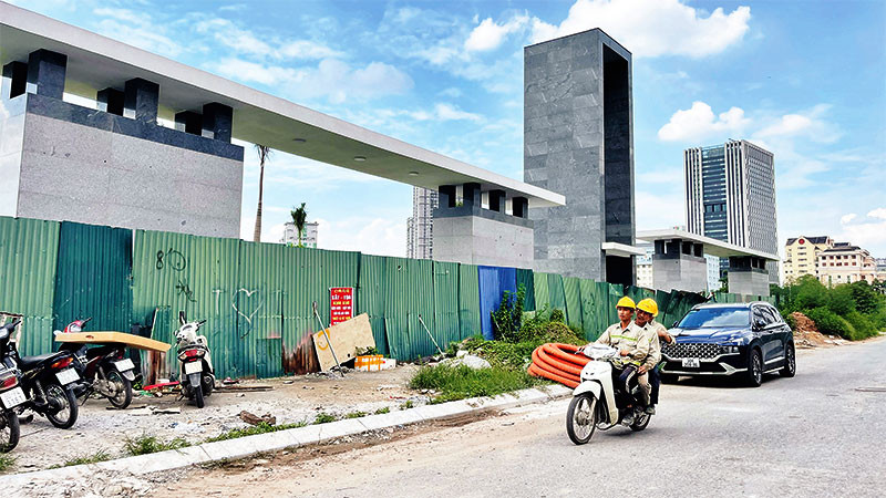Sau nhiều lần thay đổi tiến độ, cổng vào công viên CV1 vẫn bịt tôn.