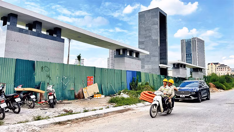 Sau nhiều lần thay đổi tiến độ, cổng vào công viên CV1 vẫn bịt tôn.