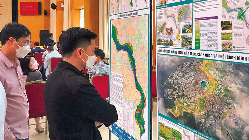 Người dân tìm hiểu thông tin quy hoạch. 