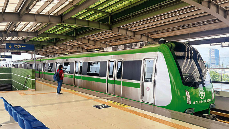 Tàu đường sắt đô thị Cát Linh-Hà Đông đón khách tại ga Văn Khê. (Ảnh: MINH HÀ)