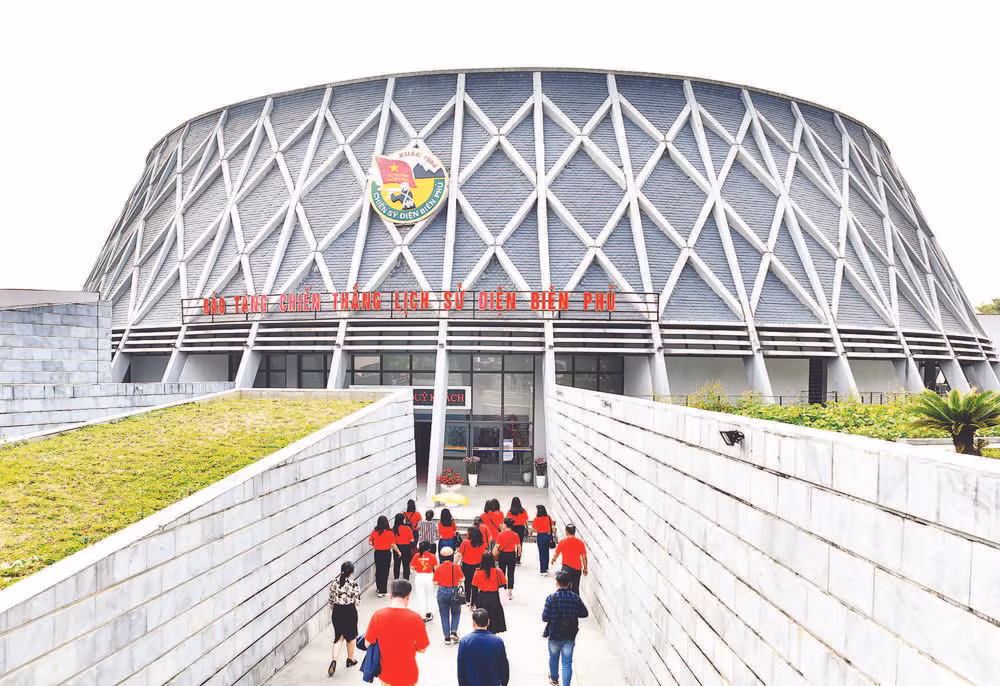 1 - Khách tham quan Bảo tàng Chiến thắng lịch sử Điện Biên Phủ.