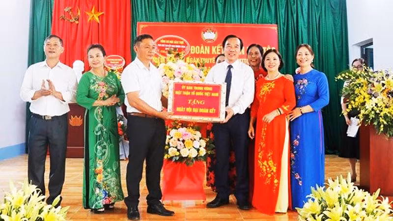 Đại diện Ủy ban Trung ương Mặt trận Tổ quốc Việt Nam trao quà tặng người dân tại Ngày hội Đại đoàn kết toàn dân tộc ở Bắc Giang. (Ảnh: NGUYỄN PHƯỢNG)