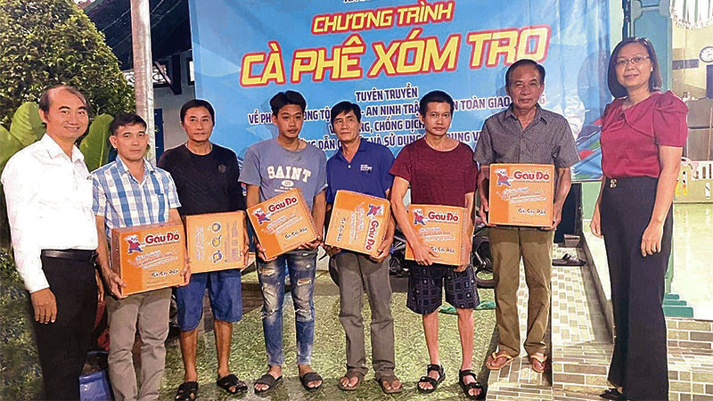 Đại diện Hội đồng nhân dân và Hội Liên hiệp Phụ nữ xã trao quà tặng công nhân, người lao động tại nhà trọ Sáu Cẩm, Ấp 3, xã Bình Chánh.