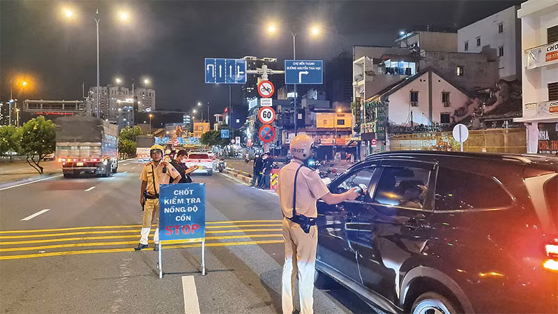 Cảnh sát giao thông tổ chức đo nồng độ cồn với người tham gia giao thông. (Ảnh: PC08)