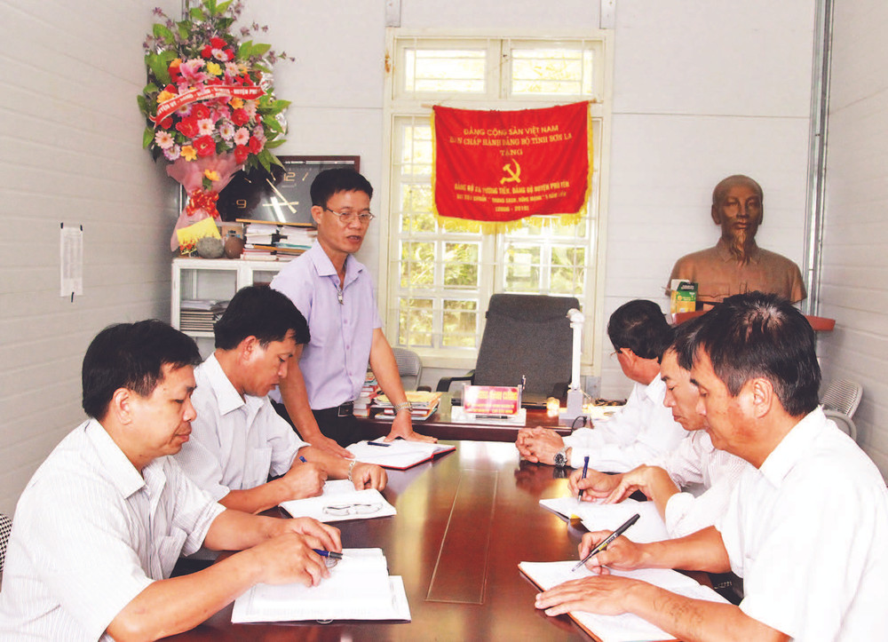 Họp bàn công tác phát triển đảng viên tại các bản khó khăn của xã Tường Tiến, huyện Phù Yên.