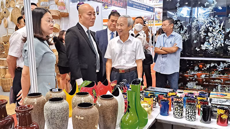 Sản phẩm thủ công mỹ nghệ sản xuất tại Bình Dương trưng bày tại Hội nghị kết nối cung-cầu hàng hóa và Hội chợ Công thương vùng Đông Nam Bộ-Bình Dương năm 2023.