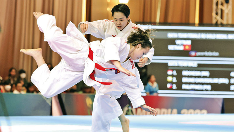 Các võ sĩ Việt Nam giành HCV nội dung kata đồng đội nữ tại SEA Games 32. Ảnh: MINH QUYẾT