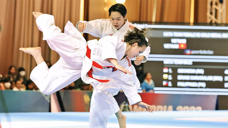 Các võ sĩ Việt Nam giành HCV nội dung kata đồng đội nữ tại SEA Games 32. Ảnh: MINH QUYẾT