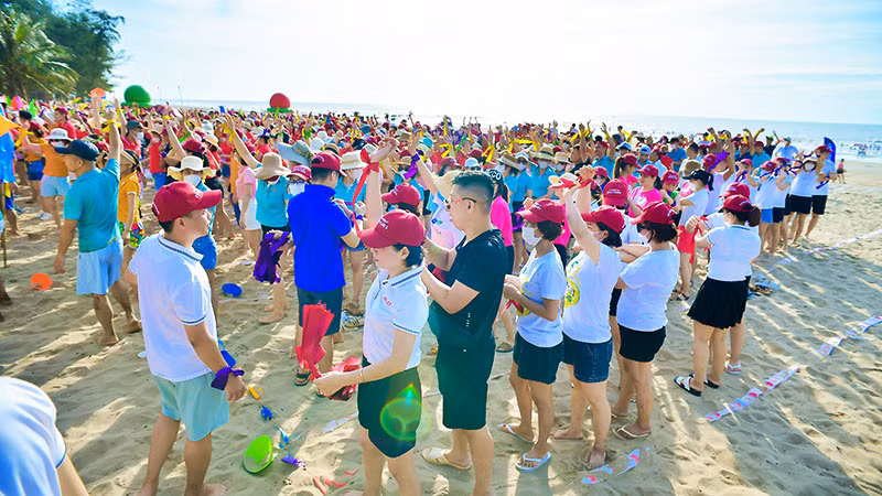 Du khách hào hứng tham gia những trò chơi tập thể trên bãi biển. (Ảnh: HUỆ VŨ)