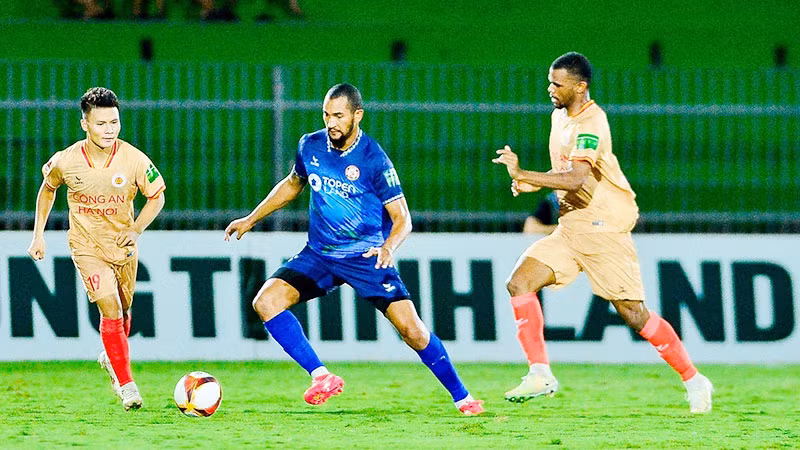 Pha tranh bóng giữa cầu thủ hai đội Công an Hà Nội và Topenland Bình Định. (Ảnh: VPF)