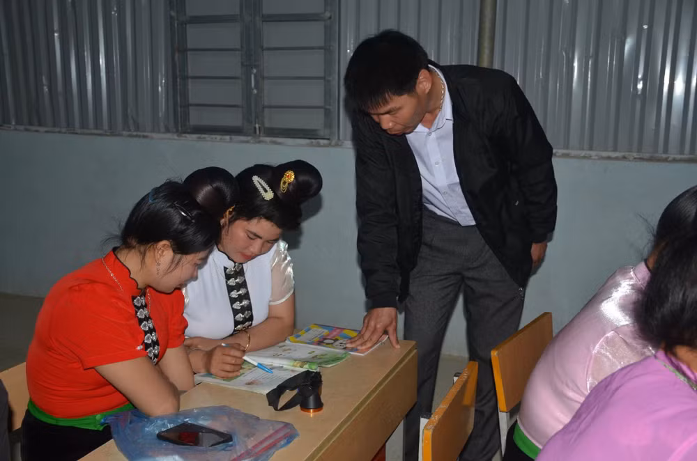 Lớp học xóa mù chữ tại bản Na Cai-Na Ản, xã Luân Giói, huyện Điện Biên Đông.