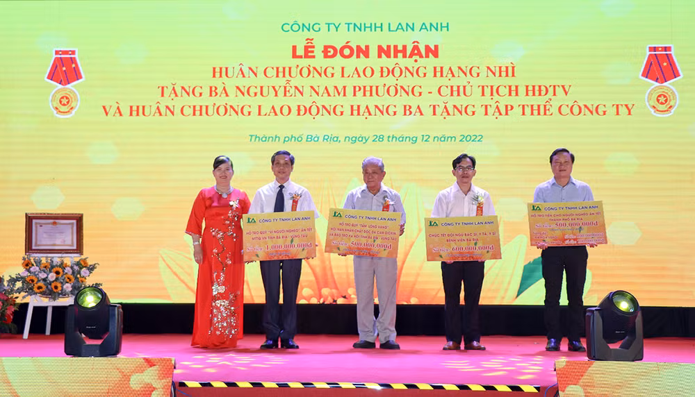 Bà Nguyễn Nam Phương, Chủ tịch HĐTV Công ty TNHH Lan Anh, trao tiền hỗ trợ các đối tượng chính sách trên địa bàn tỉnh Bà Rịa-Vũng Tàu.
