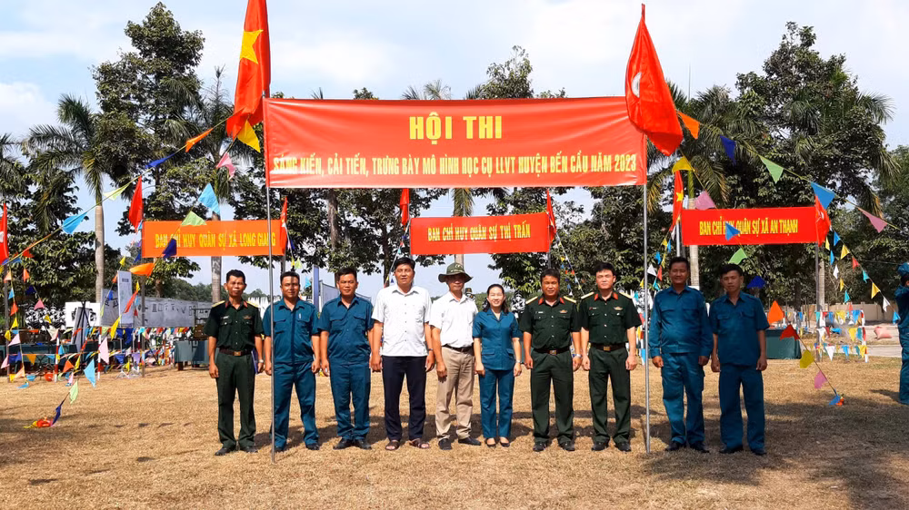 Hội thi "Sáng kiến, cải tiến, trưng bày mô hình học cụ lực lượng vũ trang huyện Bến Cầu năm 2023".