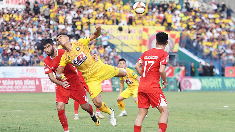Trận đấu quyết liệt giữa Đông Á Thanh Hóa (áo vàng) và Viettel. (Ảnh: VPF )