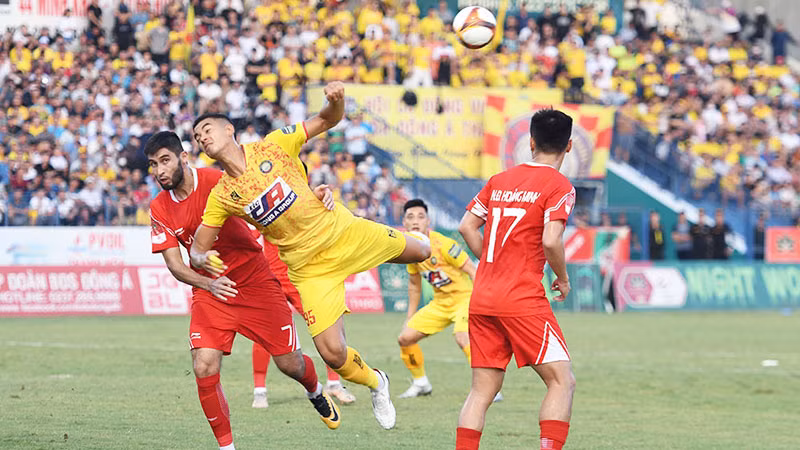 Trận đấu quyết liệt giữa Đông Á Thanh Hóa (áo vàng) và Viettel. (Ảnh: VPF )