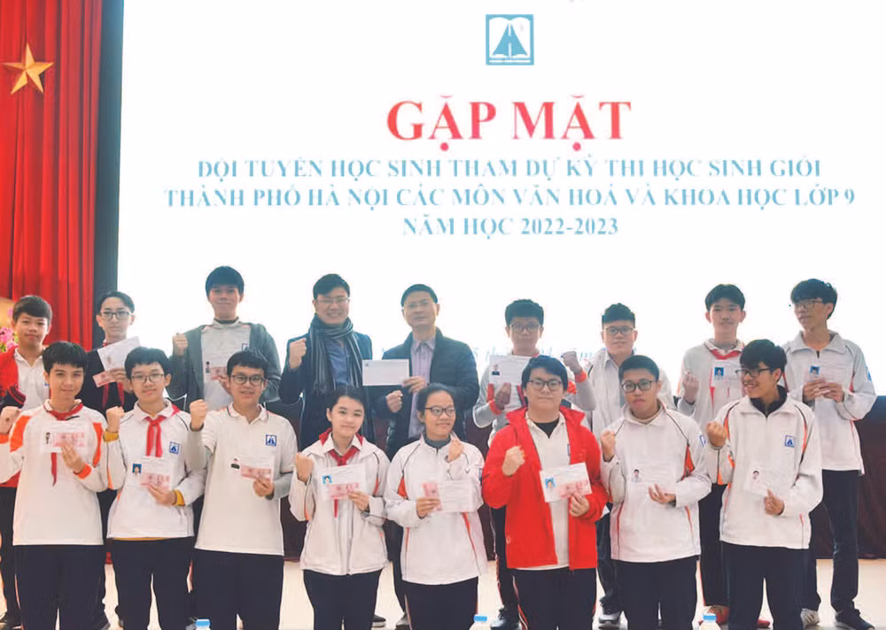 Buổi gặp mặt các học sinh tham dự kỳ thi học sinh giỏi thành phố và các thầy cô lãnh tuyển của Trường THPT Chuyên Hà Nội-Amsterdam. (Ảnh: KHÁNH CHI)