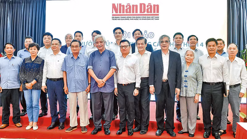 Các đại biểu dự Hội thảo: “Ảnh hưởng của tĩnh không cầu Thủ Thiêm 4 đến tiềm năng phát triển du lịch khu vực Cảng Sài Gòn”. (Ảnh: THÀNH ĐẠT)