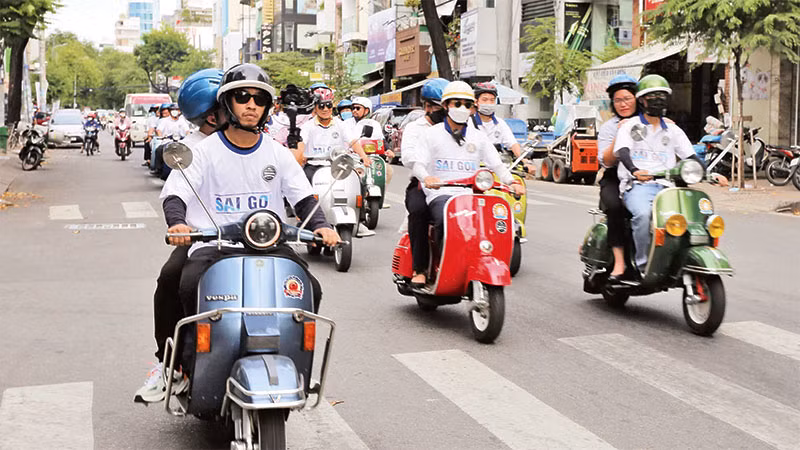 Tour “Lái xe Vespa khám phá Quận 3 đa sắc màu” thu hút nhiều du khách tham gia. 