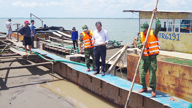 Cơ quan chức năng tỉnh Tiền Giang lập biên bản, xử lý các trường hợp khai thác cát trái phép trên sông Tiền.