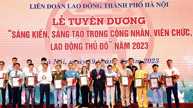 Phó Chủ tịch Tổng Liên đoàn Lao động Việt Nam Ngọ Duy Hiểu và Trưởng ban Thi đua khen thưởng thành phố Hà Nội Nguyễn Công Bằng khen thưởng cho công nhân viên chức lao động tiêu biểu trong phong trào thi đua "Sáng kiến, sáng tạo trong CNVCLĐ Thủ đô năm 2023". (Ảnh: NGUYỄN CÔNG) 