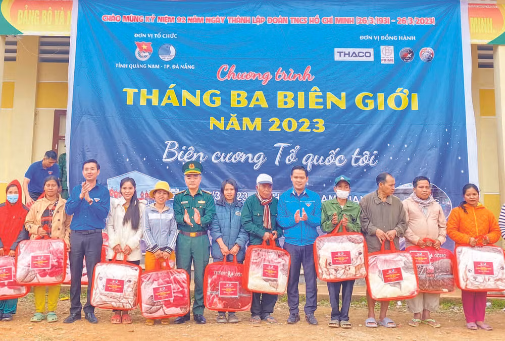 Tặng quà cho người dân có hoàn cảnh khó khăn. (Ảnh: THANH TÂM)